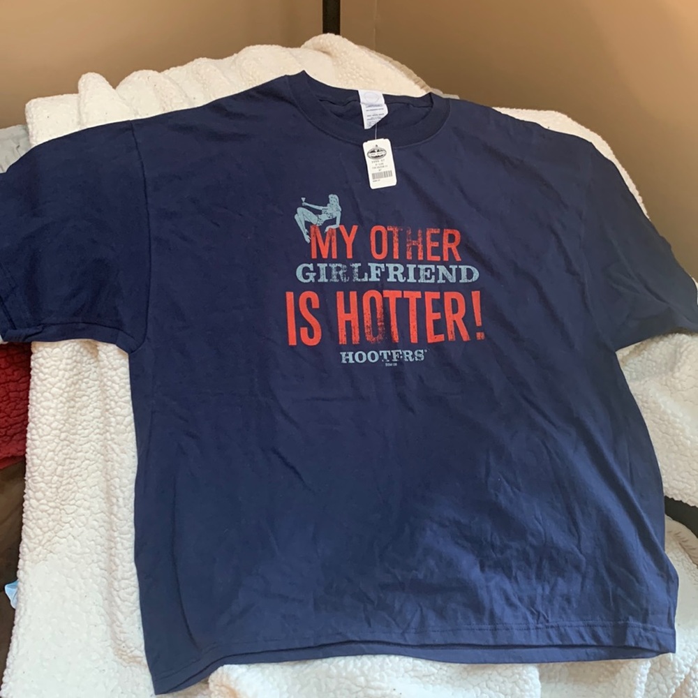 Mens “hooters” navy blue tee size 2xl.  Brand new